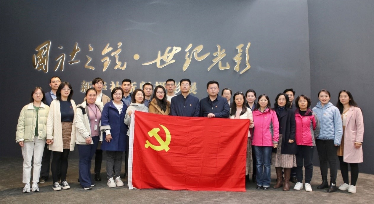 参观新华社摄影展.jpg